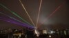 Una proyección láser al aire libre a gran escala creada por la artista de Nueva York Yvette Mattern se ve en el cielo nocturno de Sao Paulo, Brasil, para conmemorar el Desfile del Orgullo Gay, que fue cancelado debido a la pandemia de coronavirus.