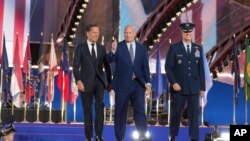 Зліва направо: Генсекретар НАТО Марк Рютте, посол США в НАТО Метью Вітакер і Верховний головнокомандувач сил НАТО в Європі генерал Алексус Грінкевич 28 червня 2026 року. Фото AP/Virginia Mayo