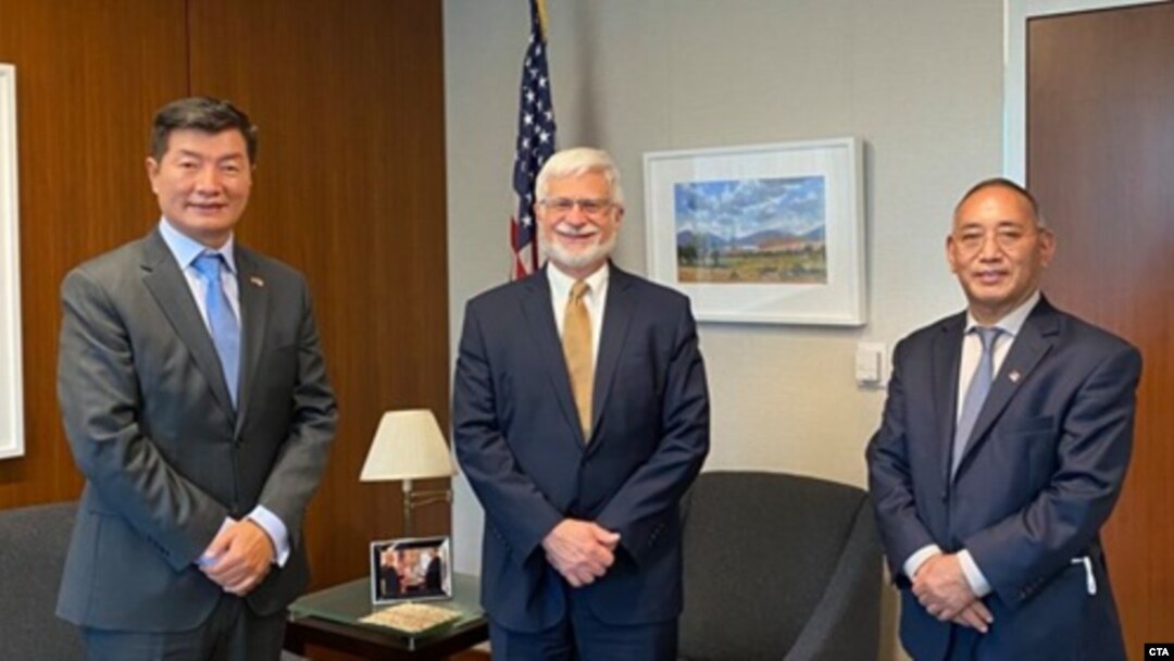 Dr. Lobsang Sangay, presiden Adminstrasi Pusat Tibet, bertemu Koordinator Khusus AS Urusan Tibet, Robert Destro, di Gedung Putih, Washington, Jumat, 20 November 2020. 