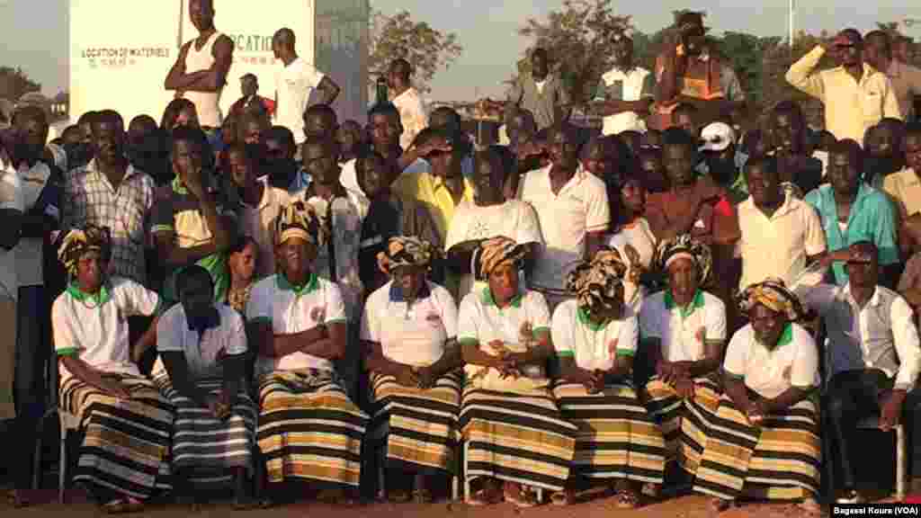 Des femmes habillées en tenues traditionnelles et en t-shirts prennent part à la cérémonie commémorant le 28eme anniversaire de l&rsquo;assassinat de Thomas Sankara le 15 octobre 1987. (VOA/Bagassi Koura)