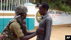 Un officier de sécurité fouille un étudiant qui entre à l'université de Garissa, au Kenya, le 4 janvier 2016. (AP Photo) 