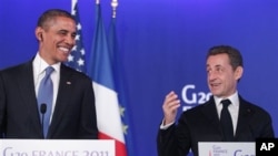 Shugaba Barack Obama a gefen hagu ke tattaunawa tare da shugaba Nicolas Sarkozy na faransa na G20 a Cannes, kasar Faransa.