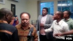 Abacatshangelwa ukuthi ngabalandeli bebandla leZanu PF bethusela abantu kungxoxo mpikiswano yokukhumisana umlotha.