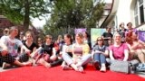 زنان در سراسر کشور سوئیس روز جمعه تظاهرات کردند تا بر ضعف حقوق زنان در کشور ثروتمند خود تاکید کنند. برخی از آنها پلاکاردهایی در دست داشتند که روی یکی از آنها نوشته شده بود: &laquo;مردها، بروید [لباس ها را] اتو کنید.&raquo;