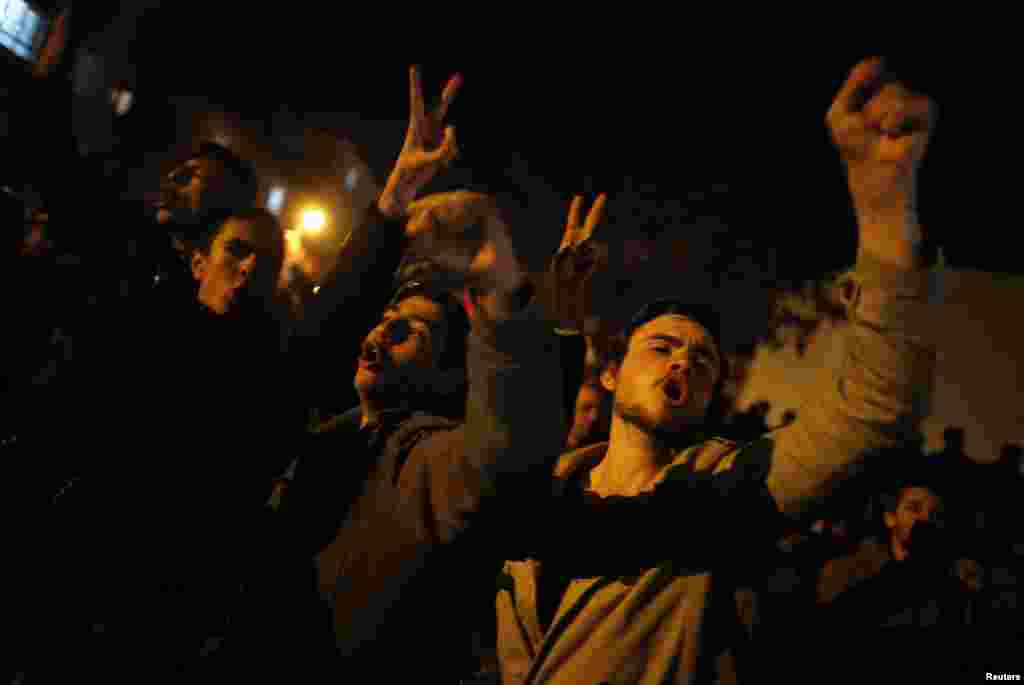 Supporters of the main opposition Republican People&#39;s Party (CHP) shout anti-government slogans outside the Cankaya Election Committee, a local ballot collection center in Ankara, March 31, 2014.