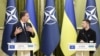 El secretario general de la OTAN, Mark Rutte (izq.), habla durante una conferencia de prensa conjunta junto al presidente ucraniano, Volodymyr Zelenskyy, en Kiev el 3 de octubre de 2024