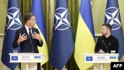 El secretario general de la OTAN, Mark Rutte (izq.), habla durante una conferencia de prensa conjunta junto al presidente ucraniano, Volodymyr Zelenskyy, en Kiev el 3 de octubre de 2024