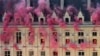 巴黎奥运会开幕表演评价两极，法国总统埃马克龙对那些收到死亡威胁的艺术家表示支持，称这场表演让法国感到自豪。