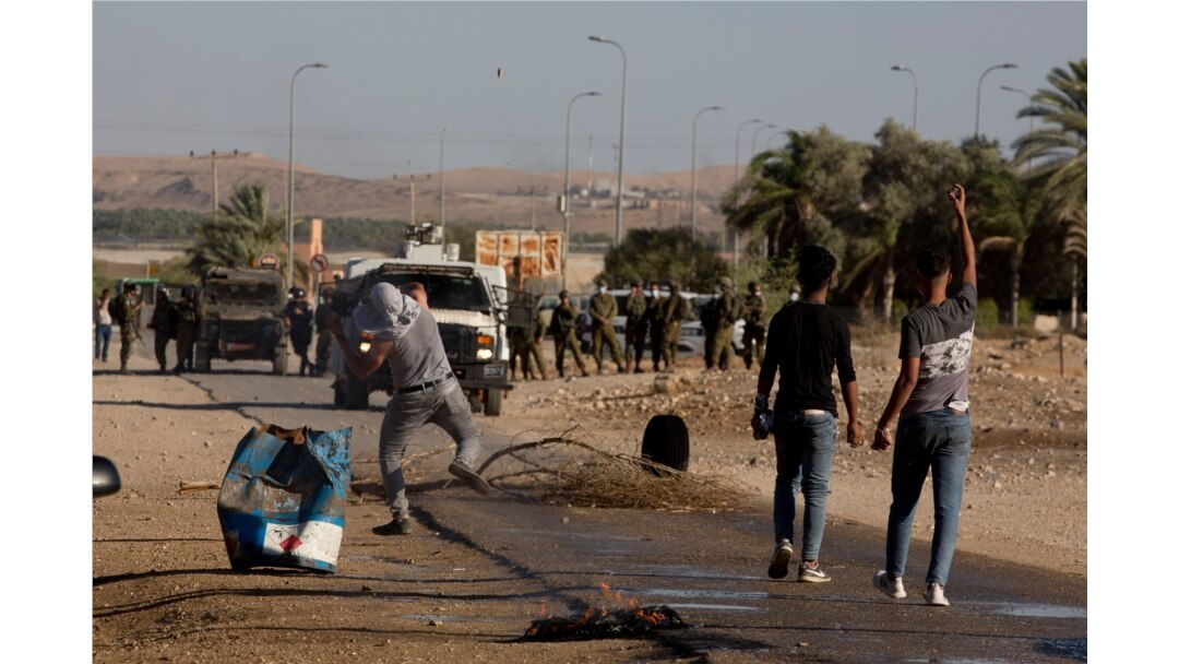 Palestinian demonstrators clash with the Israeli troops during a protest against Israel's plan to annex parts of the West Bank and Trump's mideast initiative, at the village of Fasayil, in Jordan Valley, Jun. 24, 2020.