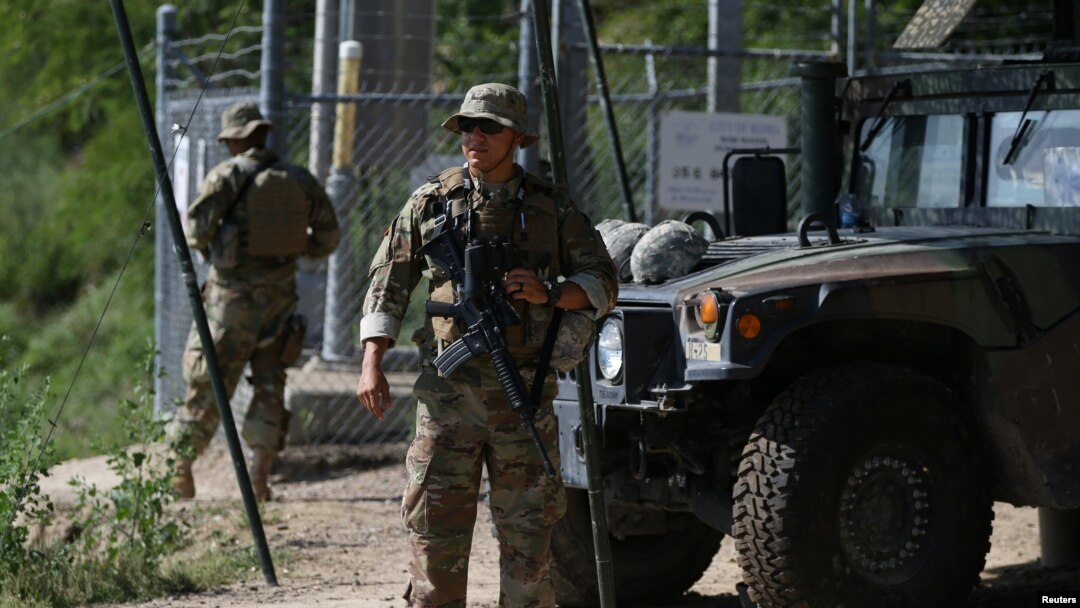 Tentara Garda Nasional dari negara bagian Texas sedang mengawasi perbatasan AS-Meksiko (foto: ilustrasi).