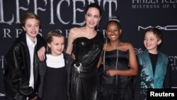 L'actrice Angelina Jolie avec les enfants Shiloh Nouvel Jolie-Pitt, Vivienne Marcheline Jolie-Pitt, Zahara Marley Jolie-Pitt et Knox Leon Jolie-Pitt assiste à la première de "Maléfique : Maîtresse du Mal" à Los Angeles, Californie, États-Unis le 30 septembre , 2019.