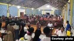 Suasana Misa Malam Natal di Desa Kobasoma, yang menampung pengungsi dari Nawokote di Flores Timur, NTT. (foto: Litong Knoba)