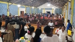 Suasana Misa Malam Natal di Desa Kobasoma, yang menampung pengungsi dari Nawokote di Flores Timur, NTT. (foto: Litong Knoba)