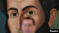 El canciller de Venezuela, Jorge Arreaza, frente a un retrato de Simón Bolivar, El Libertador, durante una rueda de prensa en Caracas, el 6 de agosto de 2019.