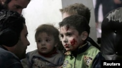 受伤的儿童在大马士革杜马附近的野战医院休息(2015年1月21日)