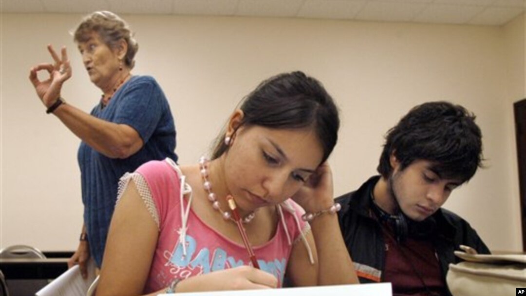 Students at the University of Texas-Southmost College work on a writing assignment in an English as a Second Language class in 2006