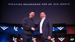 乐视 执行长 贾跃亭 （左）和 Vizio 执行长 王蔚 宣布20亿美元 收购案。（资料照片）