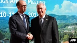 El ministro italiano de exteriores, Angelino Alfano estrecha la mano del secretario de Estado, Rex Tillerson, en Lucca, Italia.