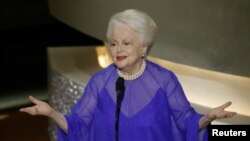 FILE - Actress Olivia de Havilland introduces fellow former Oscar winners as at the 75th Annual Academy Awards at the Kodak Theatre in Hollywood, California, March 23, 2003.