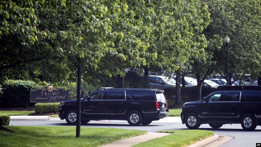 Iring-iringan mobil Presiden Donald Trump tiba di Trump National Golf Club, di Sterling, Sabtu, 23 Mei 2020. (Foto: AP)