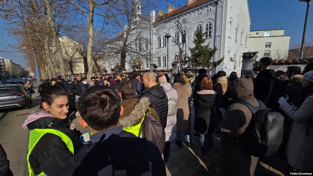 Studenti Medicinskog fakulteta u Beogradu okupili su se ispred Srpskog lekarskog društva koje je podržalo njihove zahteve (foto: FoNet)