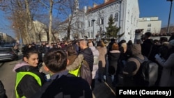 Studenti Medicinskog fakulteta u Beogradu okupili su se ispred Srpskog lekarskog društva koje je podržalo njihove zahteve (foto: FoNet)