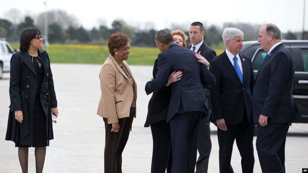 Walikota Flint, Dr. Karen Weaver (paling kiri), menyambut kunjungan Presiden Obama ke Flint (Foto: AP Photo/Carolyn Kaster)