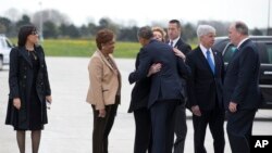 Walikota Flint, Dr. Karen Weaver (paling kiri), menyambut kunjungan Presiden Obama ke Flint (Foto: AP Photo/Carolyn Kaster)