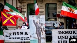 27일 이란 핵합의 복원을 위한 비공개 회담이 열린 오스트리아 빈의 '그랜드 호텔 빈' 앞에서 이란 반정부 단체인 '국민저항위원회(NCRI)' 회원들이 시위를 하고 있다.