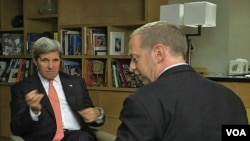 El secretario de Estado de EE.UU., John Kerry (izq.), en entrevista con Scott Steams, de la VOA.