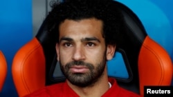 Mshambuliaji wa Misri Mohamed Salah akiwa nje ya uwanja na kushuhudia timu yake ikiadhibiwa na Uruguay.