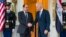 El vicepresidente Joe Biden recibe al primer ministro iraquí en su residencia del Observatorio Naval donde desayunaron este jueves.