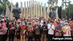 Sejumlah Tokoh Deklarasikan Koalisi Aksi Menyelamatkan Indonesia di tugu proklamasi, Selasa (18/8). (Foto: VOA/Fathiyah)