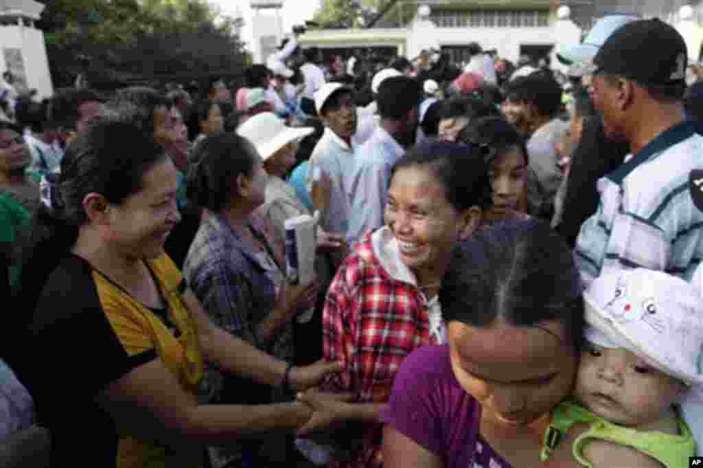 Tahanan Myanmar dibebaskan dari penjara Insein (7/10) setelah menerima pengampunan dari Presiden Thein Sein, 3 Januari 2014, di Yangon. (AP/Khin Maung Win)