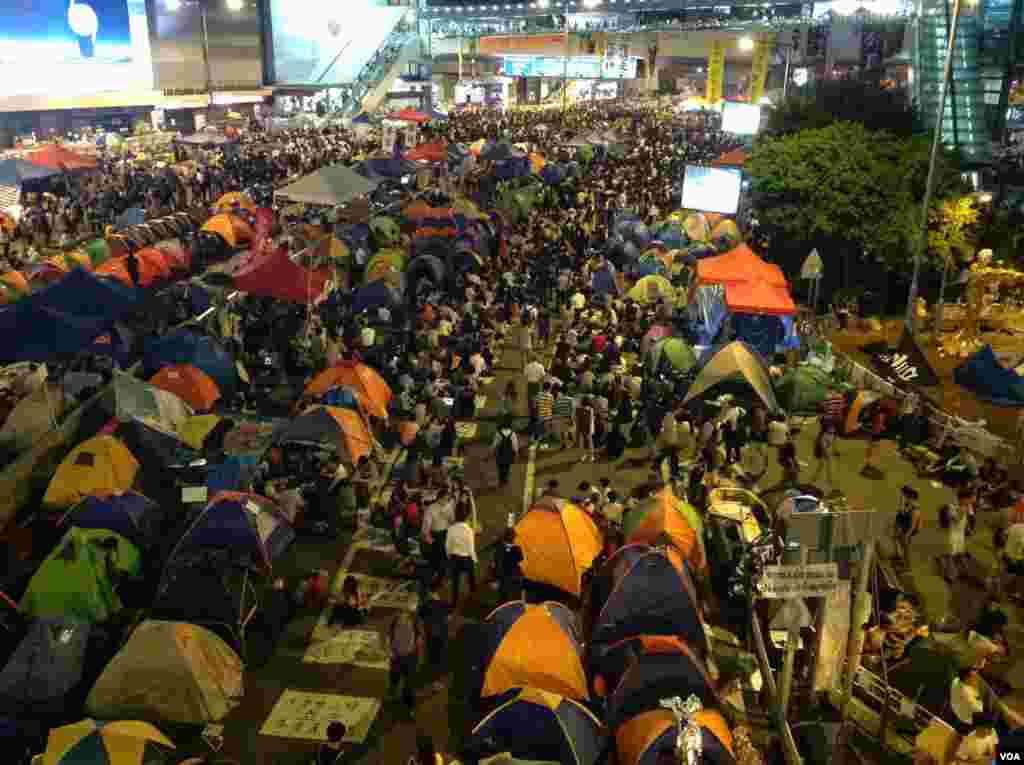 數以千計的學生和市民在金鐘雨傘廣場聲援學聯代表 (美國之音圖片/海彥拍攝) 