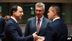 El ministro italiano de Exteriores, Luigi Di Maio, el ministro chipriota de Exteriores, Nicos Christodoulides y el ministro de Exteriores de Malta, Carmelo Abela, durante una reunión de cancilleres en el edificio Europa de Bruselas, el lunes 11 de noviembre de 2019.