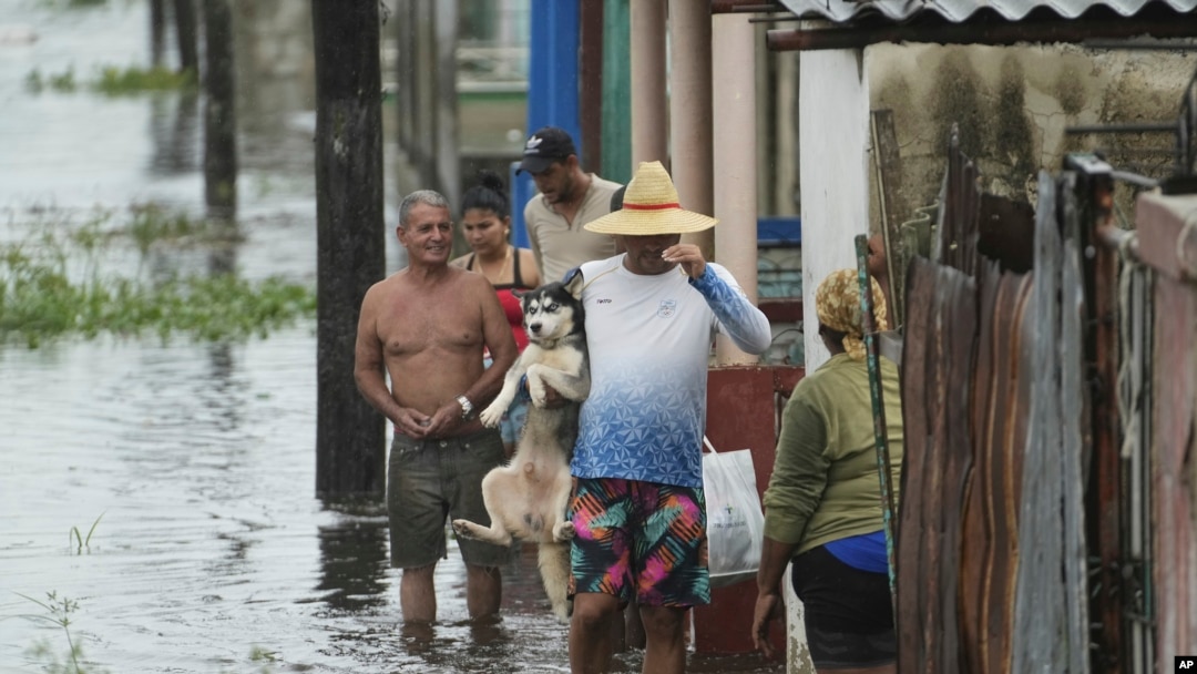 Jalanan di Batabano, Kuba tampak tergenang banjir akibat hujan lebat yang dibawa oleh badai Idalia, Selasa, 29 Agustus 2023.