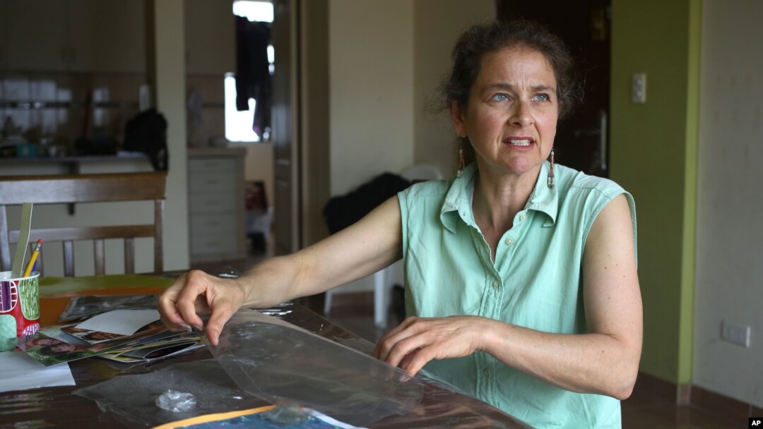 Lori Berenson di rumahnya di Lima, Peru saat masih menjalani hukuman tahanan rumah (foto: dok).