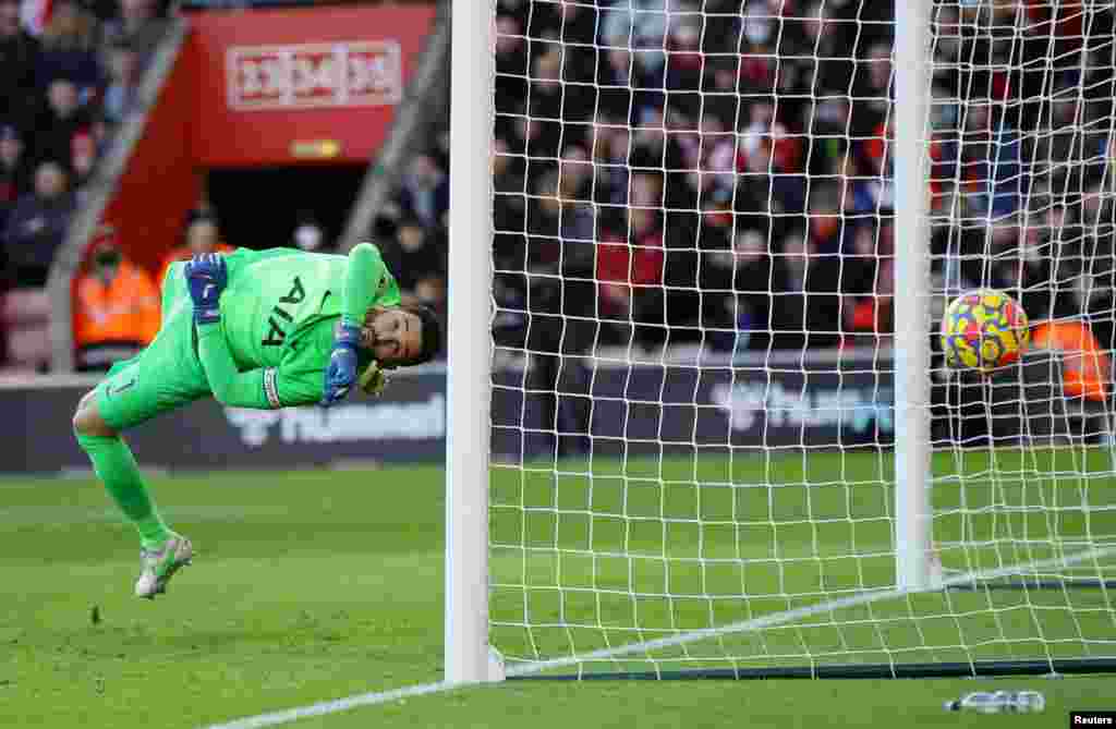 Pemain Southampton James Ward-Prowse mencetak gol pertama bagi timnya setelah berhasil menjebol gawang Tottenham Hotspur yang dijaga olah kiper Hugo Lloris dalam pertandingan di Stadion St. Mary, Southampton, Inggris.