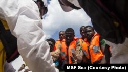 128 personnes ont été secourues d'un bateau par Médecins sans Frontières le 28 octobre 2015.