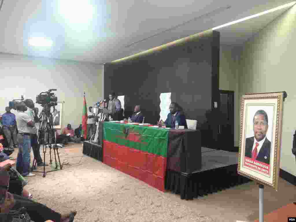 Isaías Samakuva, presidente da UNITA, reunido com profissionais de saúde em Luanda (VOA/Coque Mukuta)