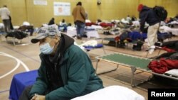 Sid Snow, de 72 años, pasa la noche en las instalaciones del Salvation Army, después de que el clima invernal provocara cortes de electricidad en Plano, Texas, EE.UU., el 18 de febrero de 2021.