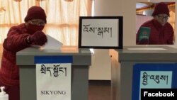 Venerable Gedun Kesang la at 100 years old, exercising his right voted for Sikyong and Chitues.(Photo: Tibetan American Foundation of Minnesota)
