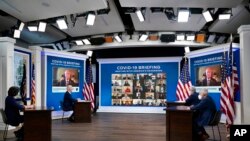 El presidente Joe Biden, segundo por la izquierda, participa en la llamada del Equipo de Respuesta al COVID-19 de la Casa Blanca con la Asociación Nacional de Gobernadores, en el Auditorio de South Court, el lunes 27 de diciembre de 2021, en Washington.