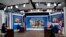El presidente Joe Biden, segundo por la izquierda, participa en la llamada del Equipo de Respuesta al COVID-19 de la Casa Blanca con la Asociación Nacional de Gobernadores, en el Auditorio de South Court, el lunes 27 de diciembre de 2021, en Washington.
