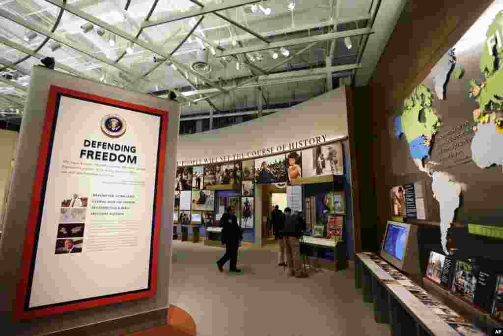 Papan informasi mengenai kebijakan kepresidenan di Museum Kepresidenan George W. Bush di Dallas, Texas.