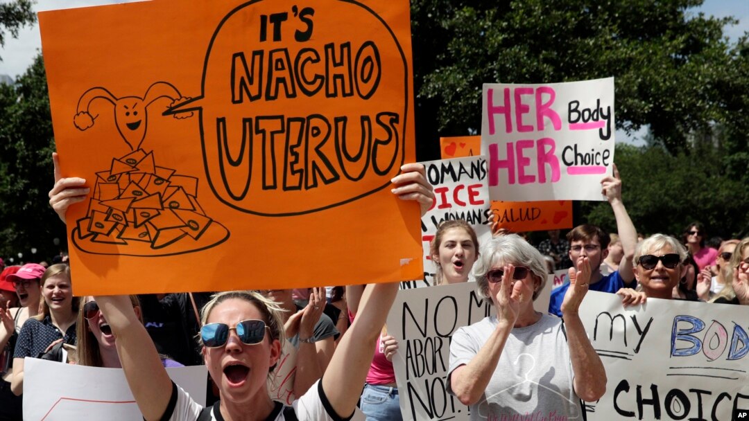 ARCHIVO - Un grupo se reúne para protestar contra las restricciones al aborto en el Capitolio estatal en Austin, Texas, el martes 21 de mayo de 2019.