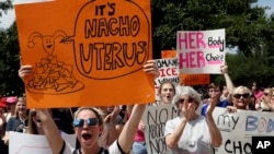 ARCHIVO - Un grupo se reúne para protestar contra las restricciones al aborto en el Capitolio estatal en Austin, Texas, el martes 21 de mayo de 2019.