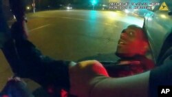 Captura de pantalla del video en el que se muestra a Tyre Nichols siendo golpeado por policías en Memphis, Tennessee. 