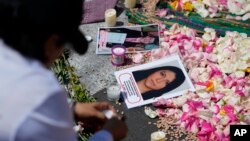 La foto de una persona desaparecida yace en un mandala creado por familias que protestaban para que el gobierno ayude a localizar a sus familiares desaparecidos en el Día Internacional de los Desaparecidos en la Ciudad de México, el viernes 30 de agosto de 2024.